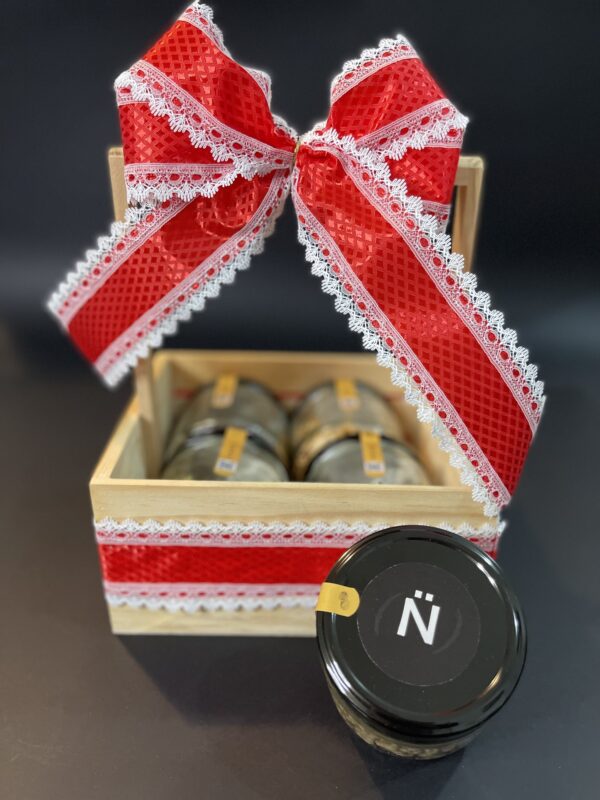 Caja de regalo con contenedores de cuatro tipo diferente de nueces