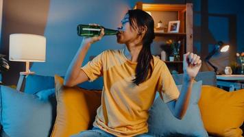 mujer feliz brindando con 10 cosas que no son necesarias en esta noche vieja