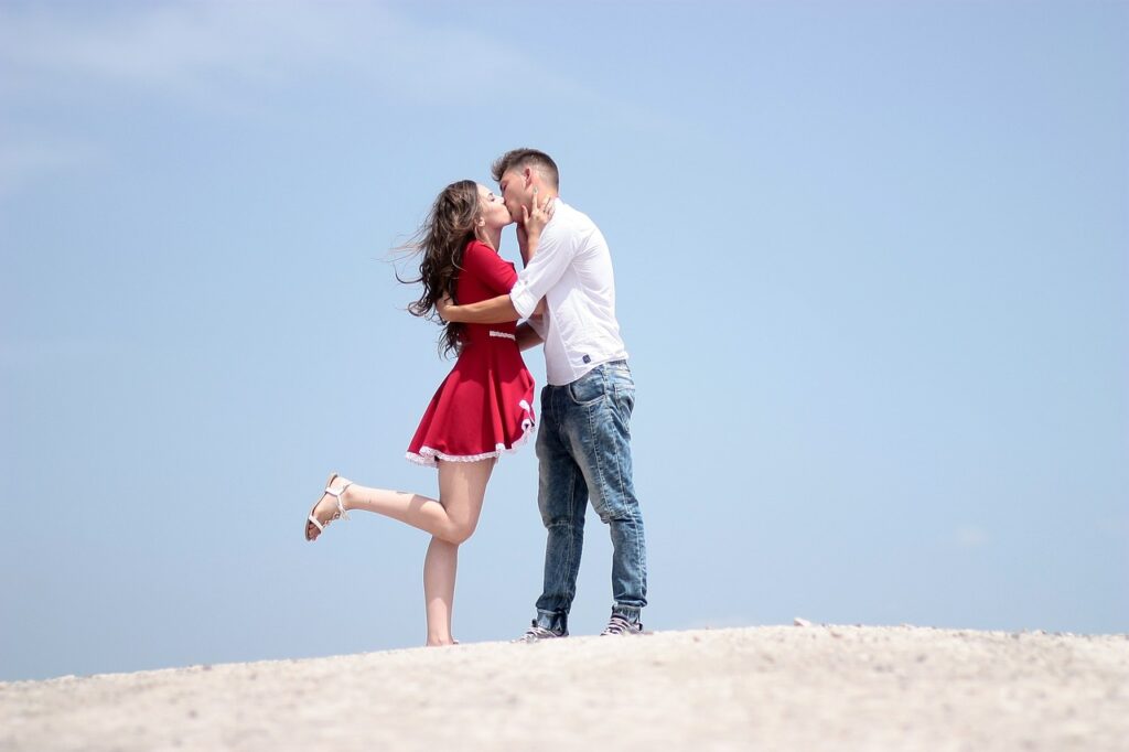 personas saludables abrazandose, regalos saludables para san valentin, amor amigos pareja novio