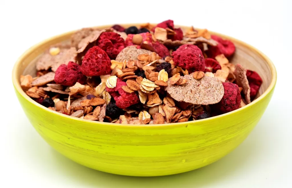 En Nöez, estamos comprometidos en brindarte información que te ayude a mejorar tu bienestar de manera integral. Hoy, nos adentramos en el fascinante mundo de los frutos secos, auténticas joyas de la naturaleza que no solo son deliciosas, ¡sino que también ofrecen una amplia gama de beneficios para la salud! Desde fortalecer tu corazón hasta potenciar tu función cerebral, los frutos secos son un componente esencial para una alimentación equilibrada y saludable. Mejora tu salud comiendo 10 frutos secos